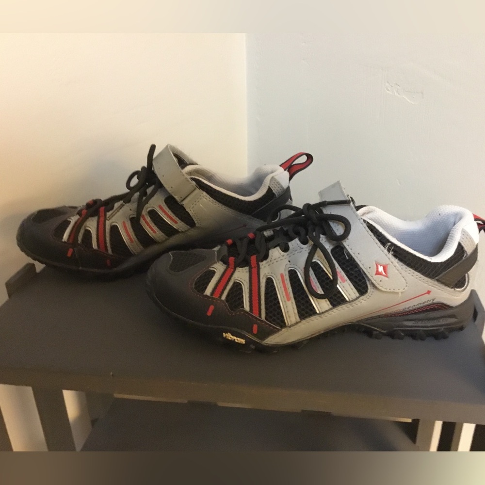 Specialized Men's Gray and Black Athletic Cycling Shoes with Red Accents